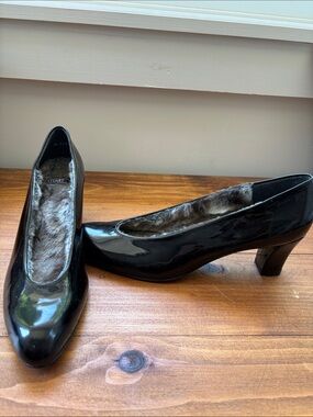 Stuart Weitzman | Black Patent Leather Pointed Toe Pumps Fur Inside Size 11